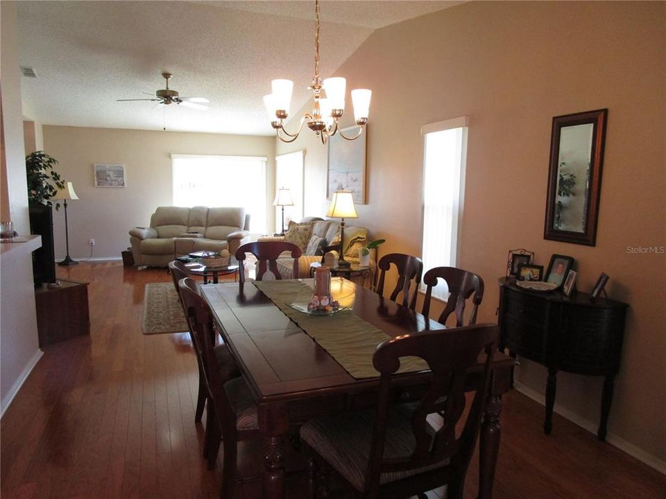 For Sale: $169,900 (2 beds, 2 baths, 1318 Square Feet)