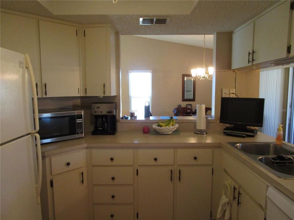 For Sale: $169,900 (2 beds, 2 baths, 1318 Square Feet)