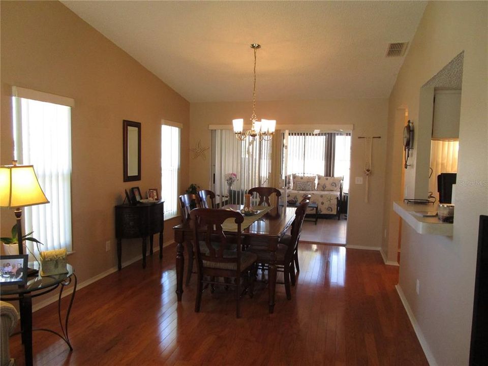 For Sale: $169,900 (2 beds, 2 baths, 1318 Square Feet)