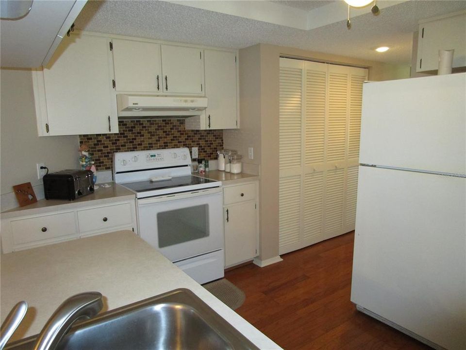 For Sale: $169,900 (2 beds, 2 baths, 1318 Square Feet)
