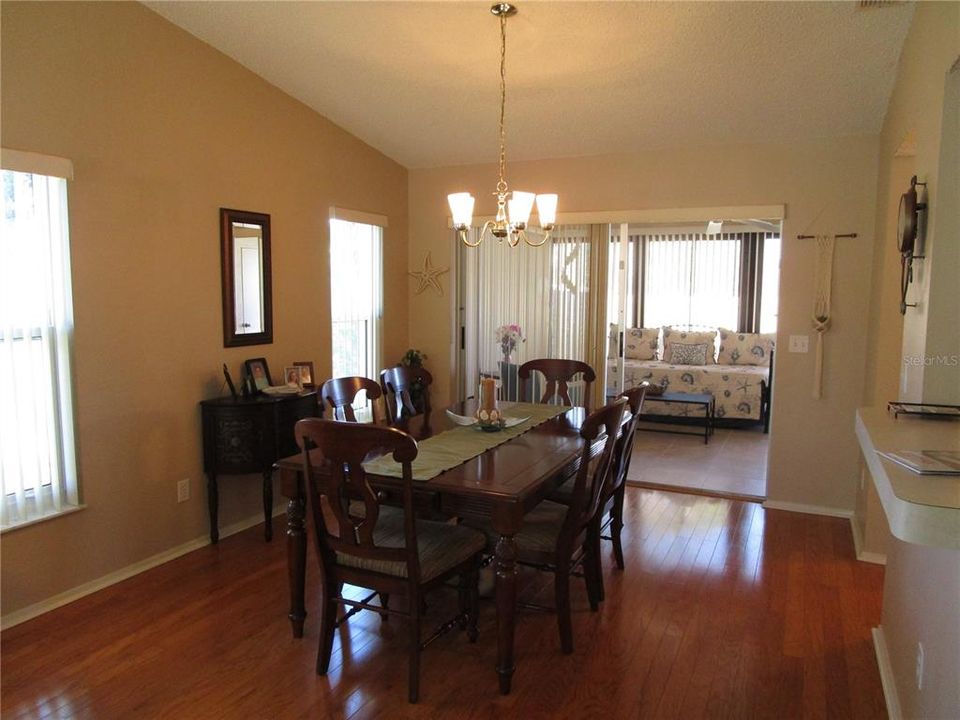 For Sale: $169,900 (2 beds, 2 baths, 1318 Square Feet)