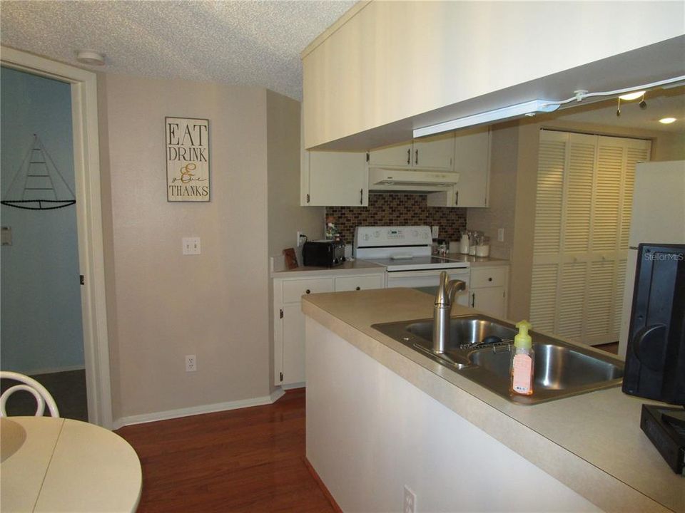 For Sale: $169,900 (2 beds, 2 baths, 1318 Square Feet)