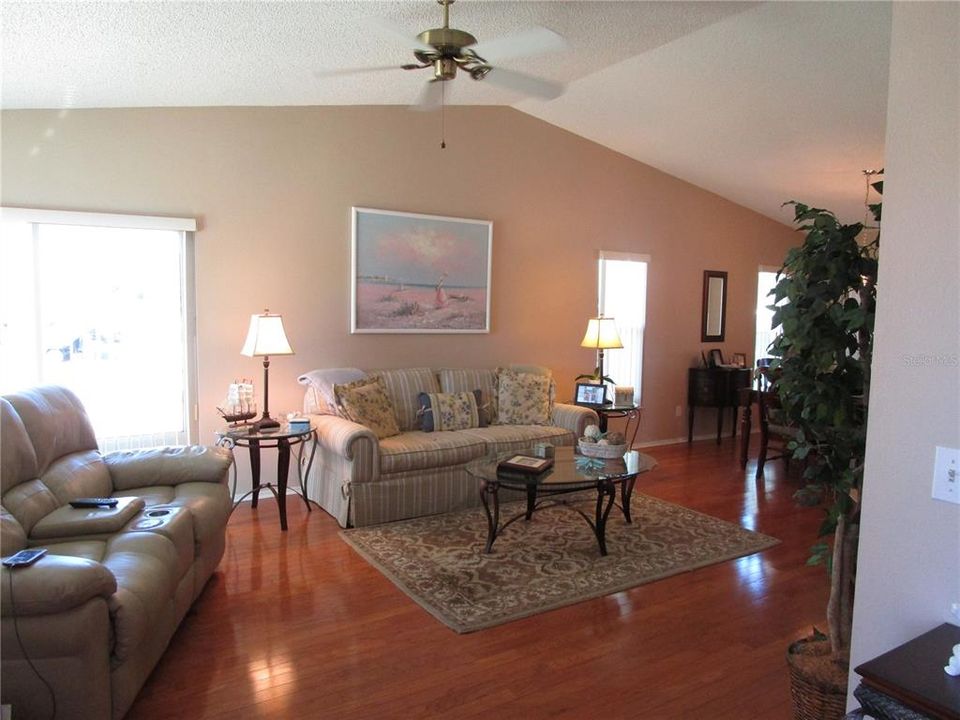 For Sale: $169,900 (2 beds, 2 baths, 1318 Square Feet)