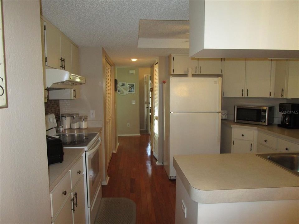 For Sale: $169,900 (2 beds, 2 baths, 1318 Square Feet)