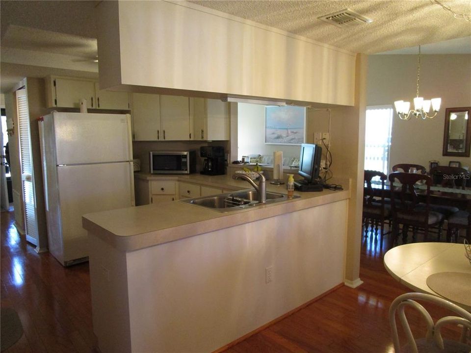 For Sale: $169,900 (2 beds, 2 baths, 1318 Square Feet)