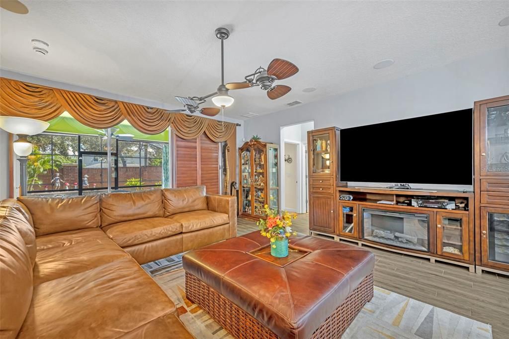 Под контрактом: $535,000 (4 спален, 3 ванн, 2287 Квадратных фут)