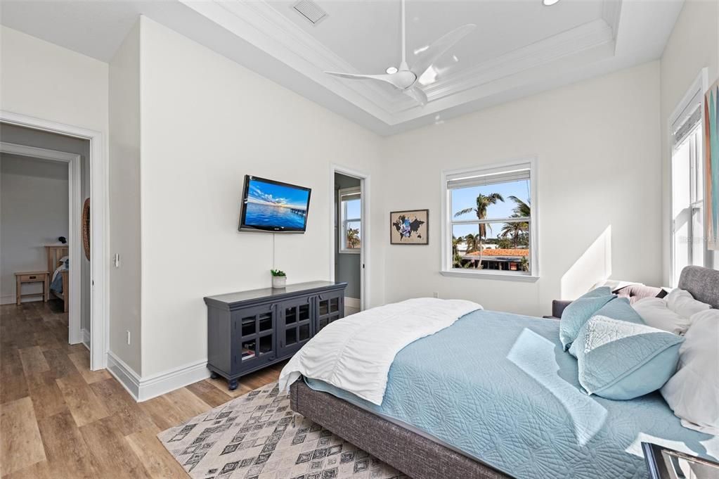 Active With Contract: $2,550,000 (3 beds, 3 baths, 3640 Square Feet)