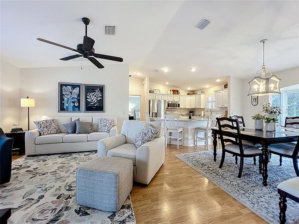 合同活跃: $339,000 (3 贝兹, 2 浴室, 1392 平方英尺)