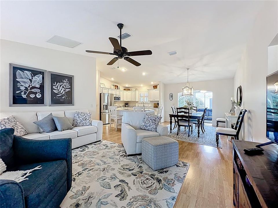 合同活跃: $339,000 (3 贝兹, 2 浴室, 1392 平方英尺)