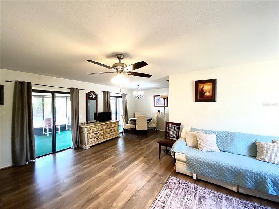 Active With Contract: $169,900 (2 beds, 2 baths, 992 Square Feet)