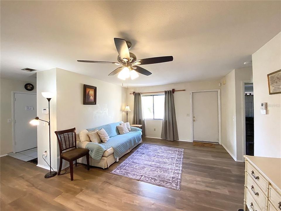 Active With Contract: $169,900 (2 beds, 2 baths, 992 Square Feet)