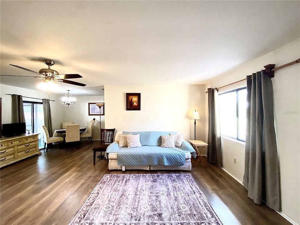 Active With Contract: $169,900 (2 beds, 2 baths, 992 Square Feet)