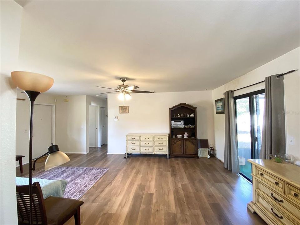 Active With Contract: $169,900 (2 beds, 2 baths, 992 Square Feet)