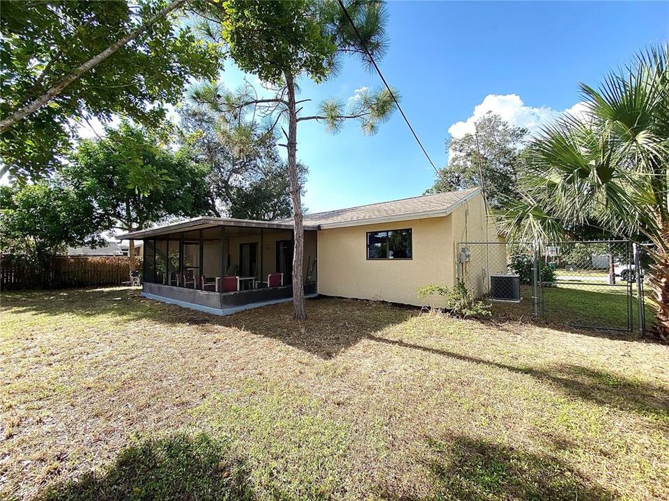 Active With Contract: $169,900 (2 beds, 2 baths, 992 Square Feet)