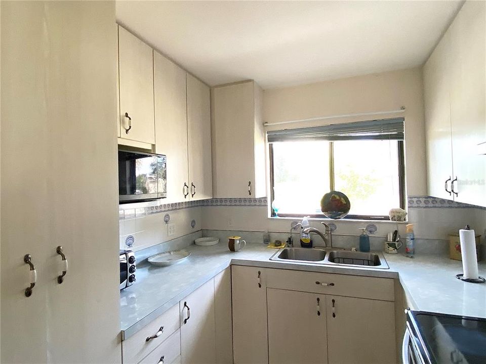 Active With Contract: $169,900 (2 beds, 2 baths, 992 Square Feet)