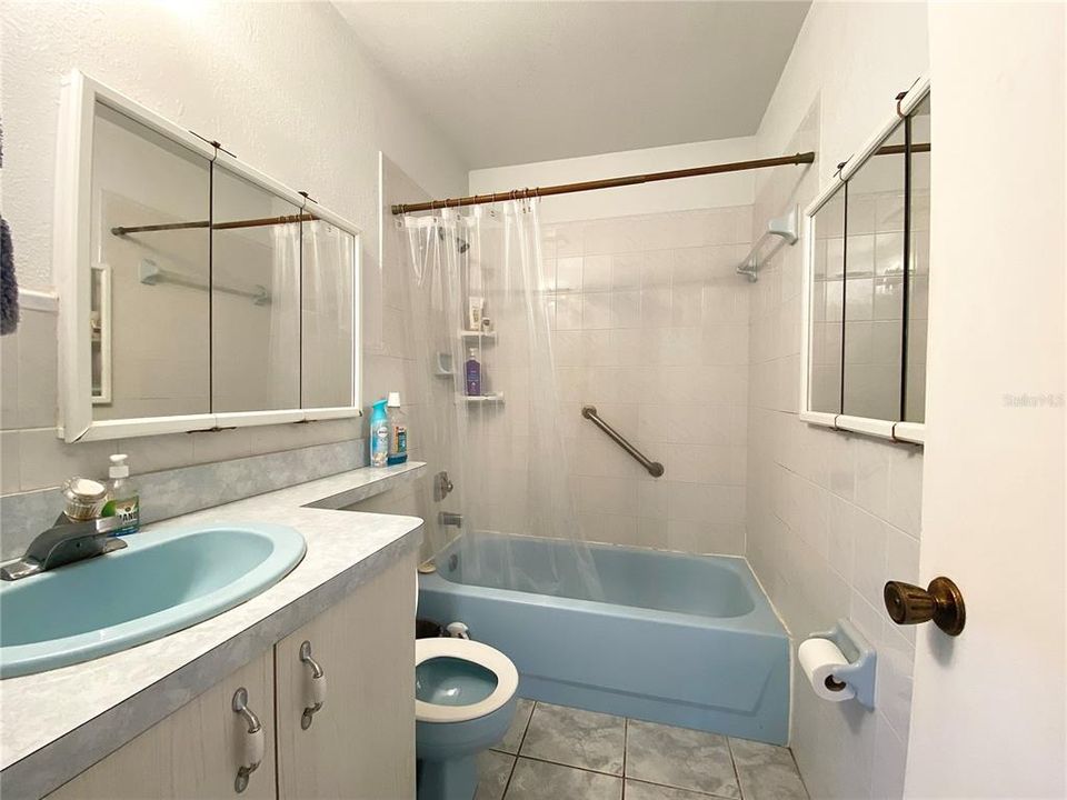 Active With Contract: $169,900 (2 beds, 2 baths, 992 Square Feet)