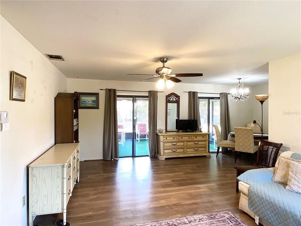 Active With Contract: $169,900 (2 beds, 2 baths, 992 Square Feet)