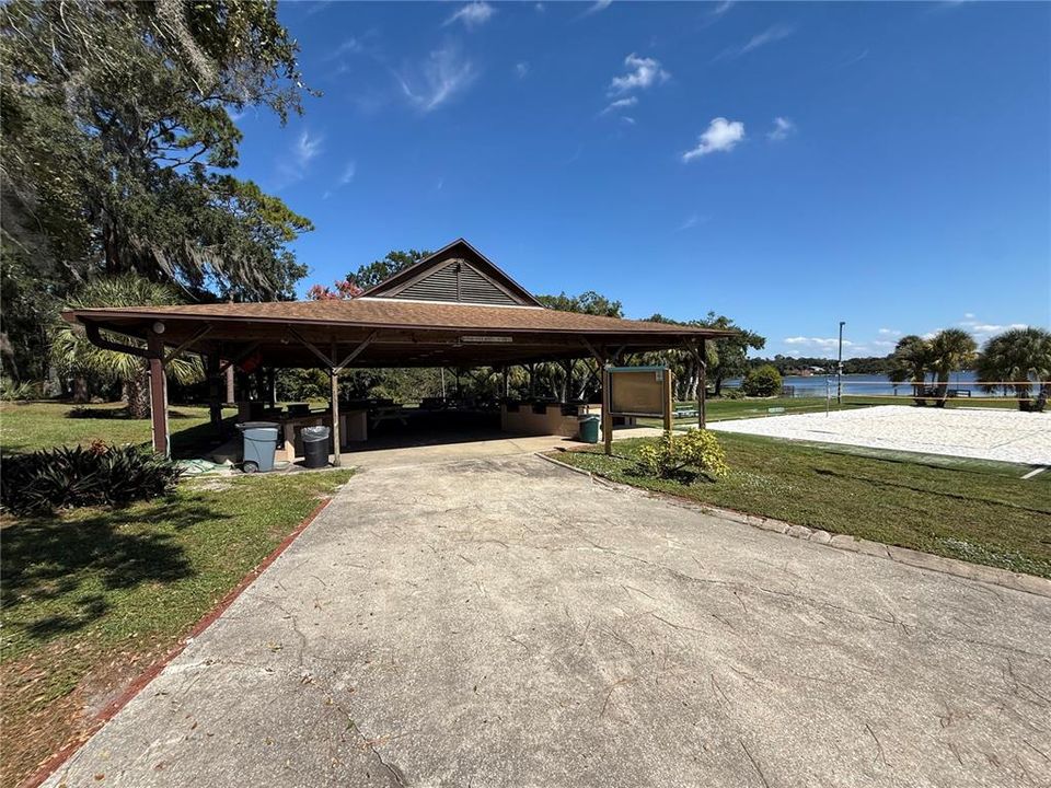 На продажу: $399,000 (0.48 acres)