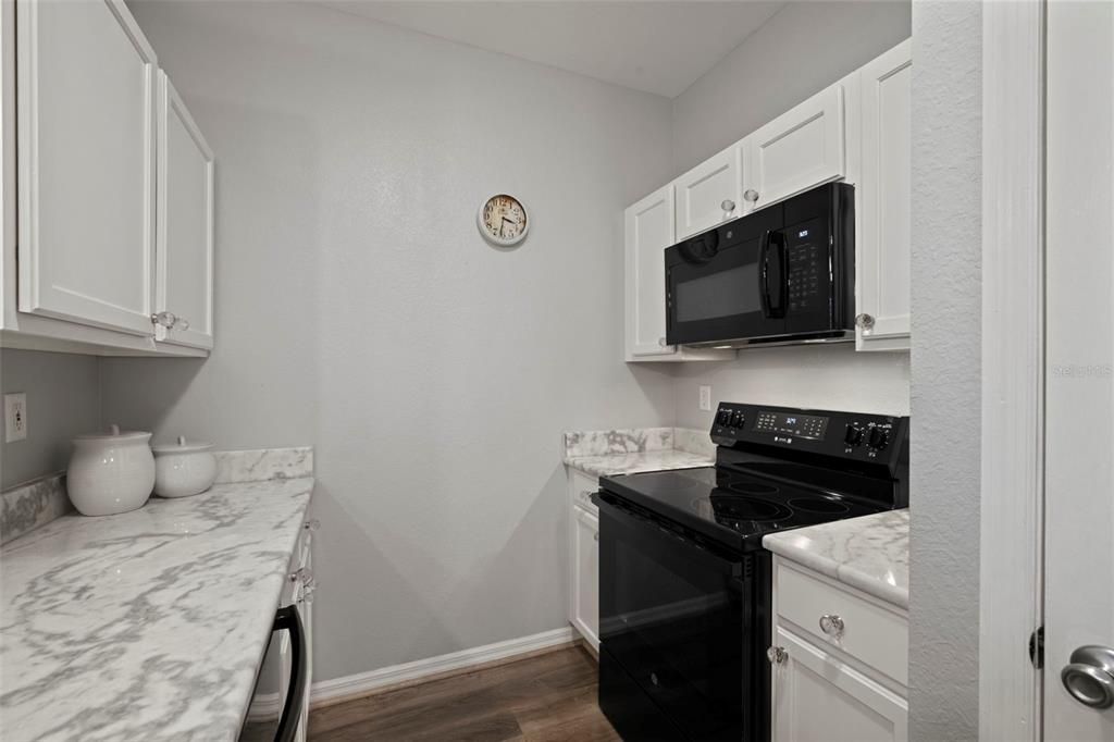 For Sale: $239,900 (1 beds, 1 baths, 780 Square Feet)
