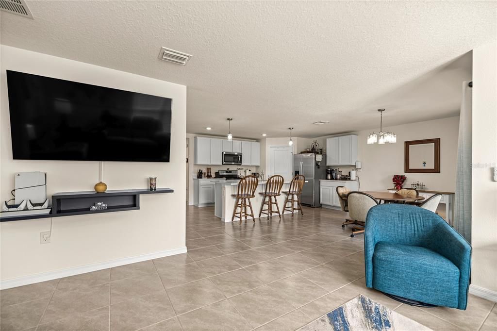 待售: $305,000 (4 贝兹, 2 浴室, 1827 平方英尺)