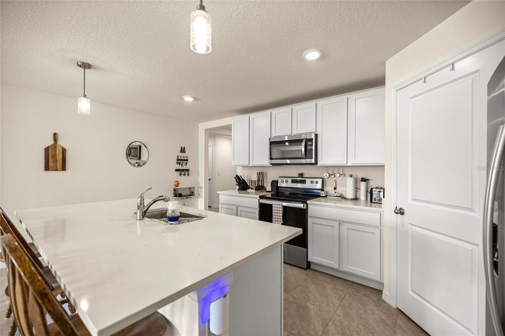 待售: $305,000 (4 贝兹, 2 浴室, 1827 平方英尺)