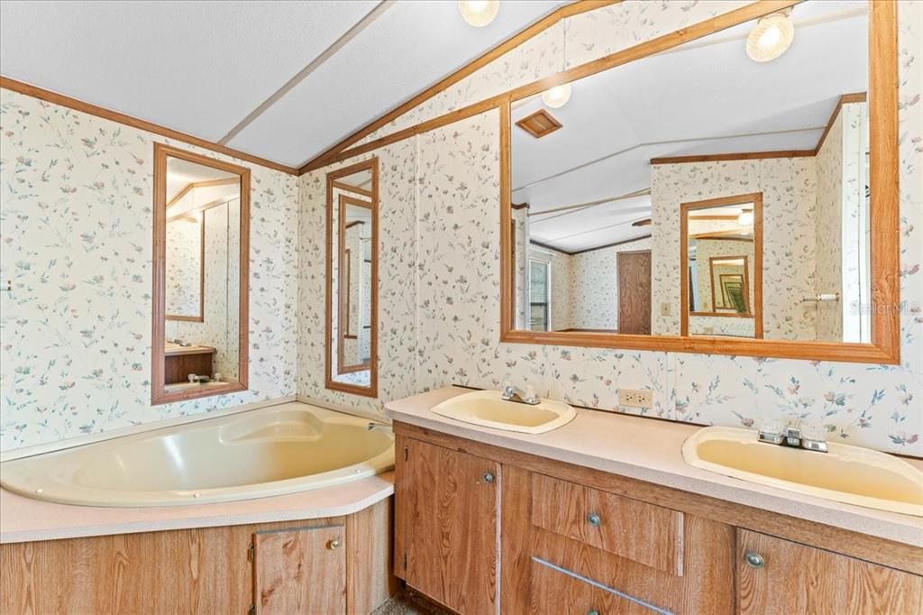 For Sale: $339,900 (2 beds, 2 baths, 924 Square Feet)