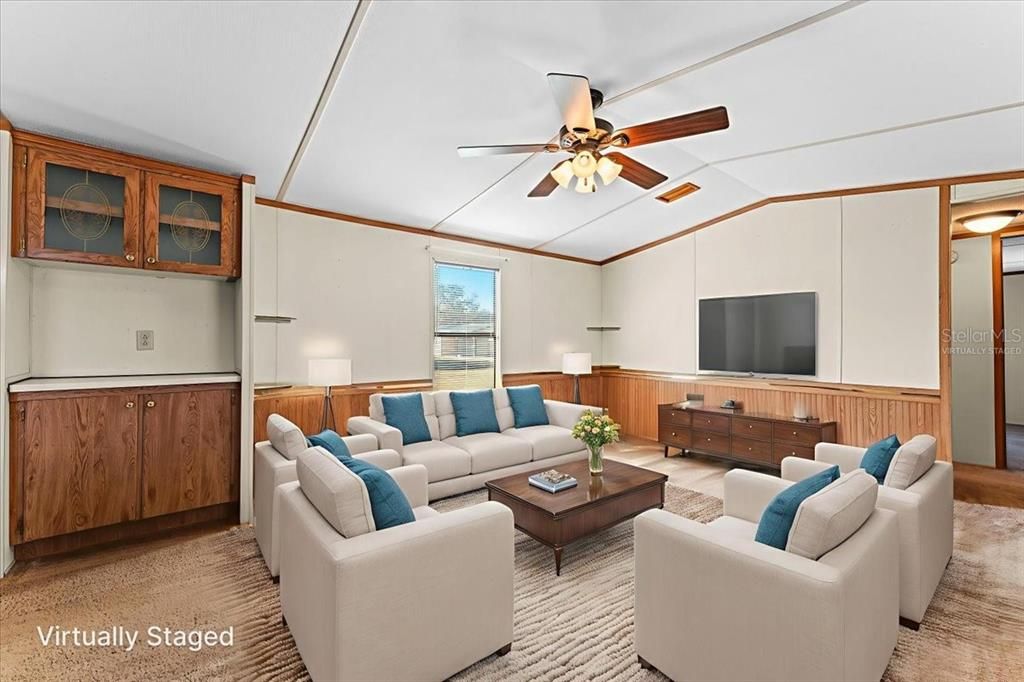 For Sale: $339,900 (2 beds, 2 baths, 924 Square Feet)