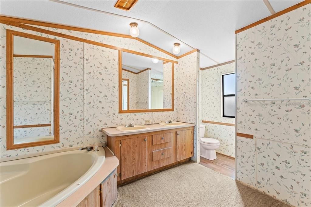 For Sale: $339,900 (2 beds, 2 baths, 924 Square Feet)