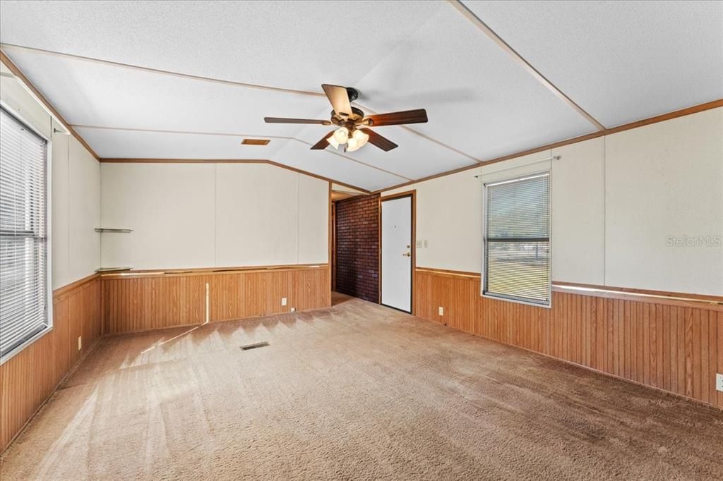 For Sale: $339,900 (2 beds, 2 baths, 924 Square Feet)