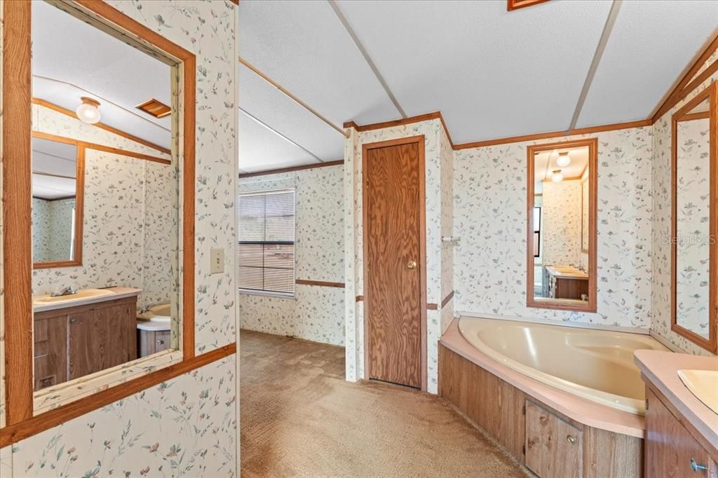 For Sale: $339,900 (2 beds, 2 baths, 924 Square Feet)