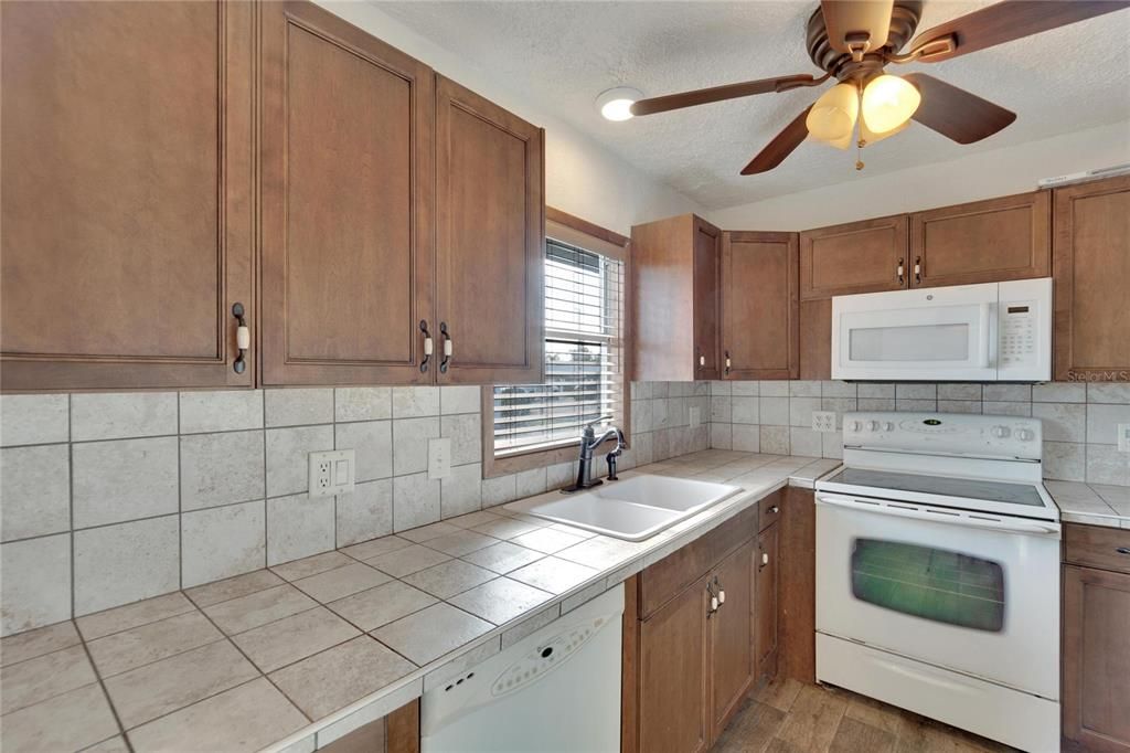 В аренду: $1,600 (2 спален, 1 ванн, 960 Квадратных фут)