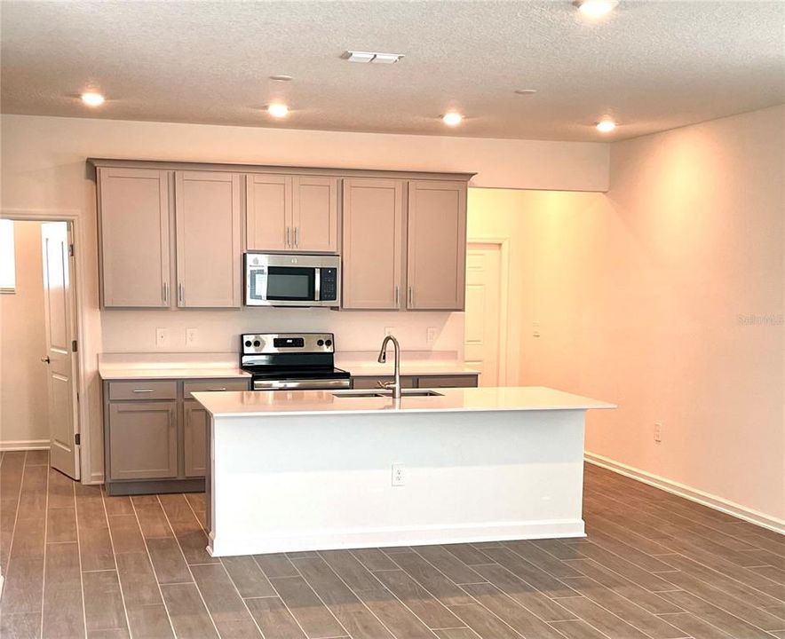 For Rent: $2,450 (3 beds, 2 baths, 1795 Square Feet)