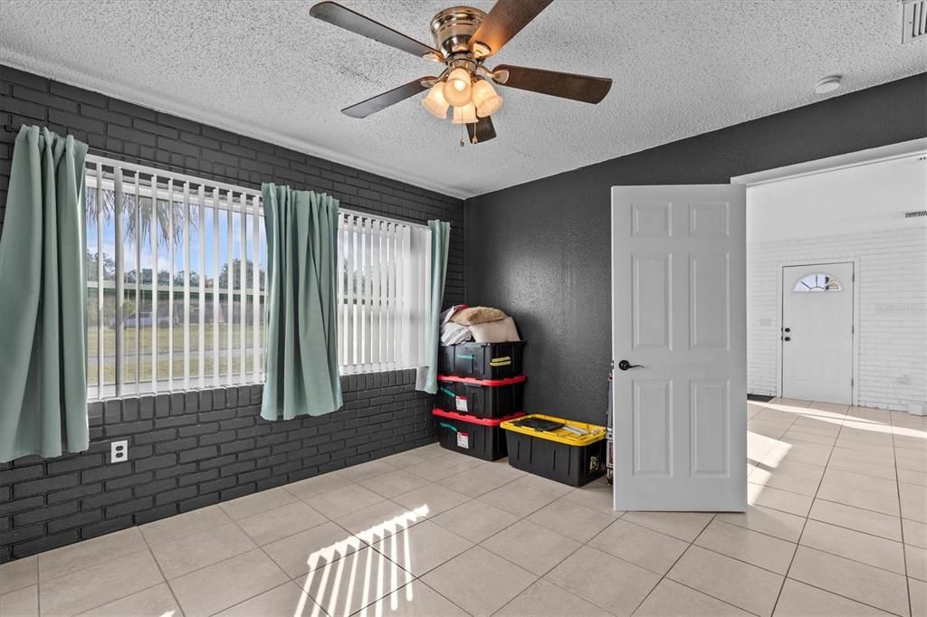 For Sale: $359,900 (2 beds, 1 baths, 1110 Square Feet)