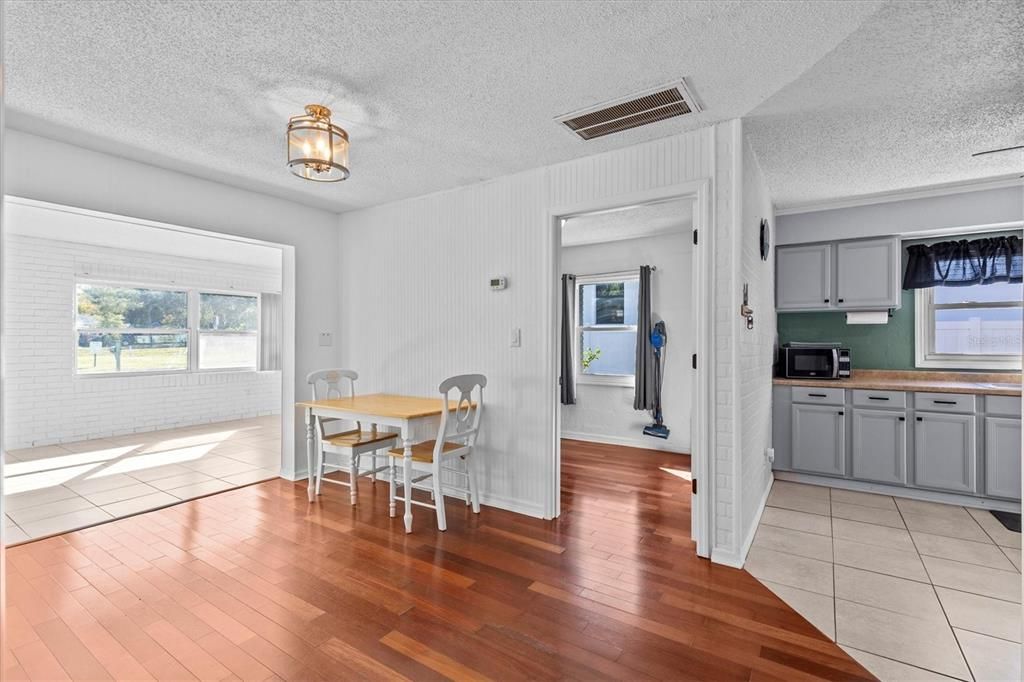 For Sale: $359,900 (2 beds, 1 baths, 1110 Square Feet)