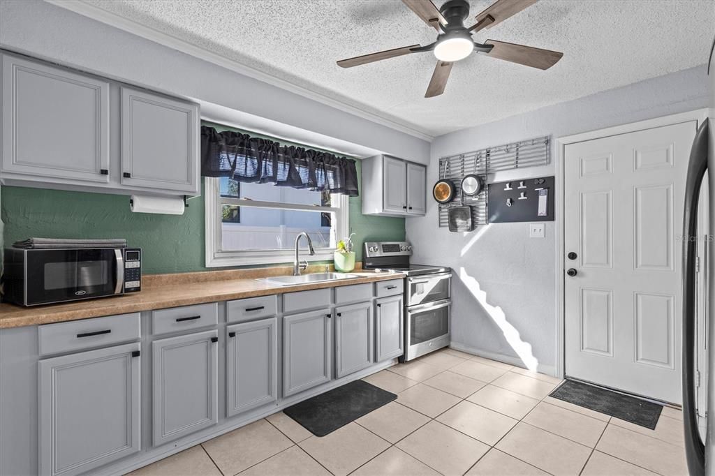 For Sale: $359,900 (2 beds, 1 baths, 1110 Square Feet)