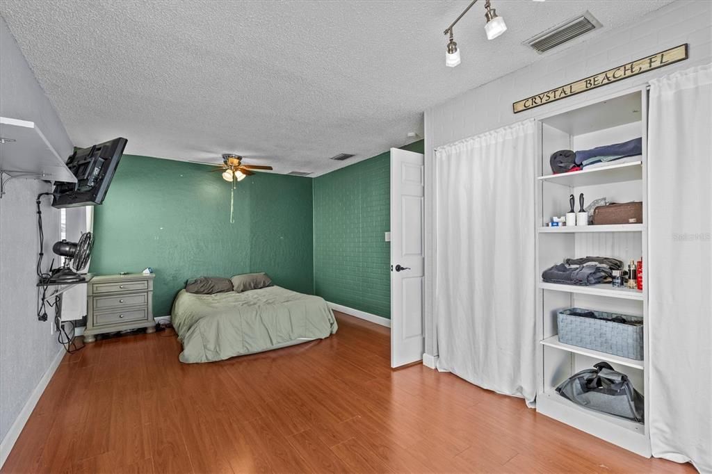 For Sale: $359,900 (2 beds, 1 baths, 1110 Square Feet)