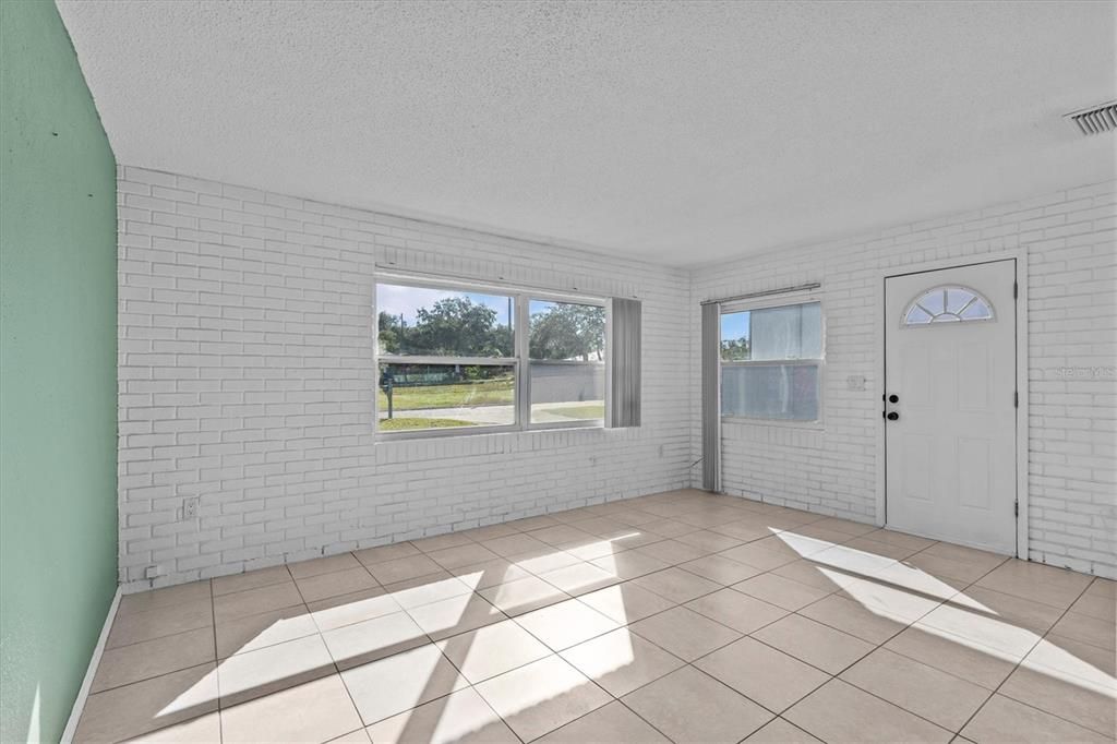 For Sale: $359,900 (2 beds, 1 baths, 1110 Square Feet)