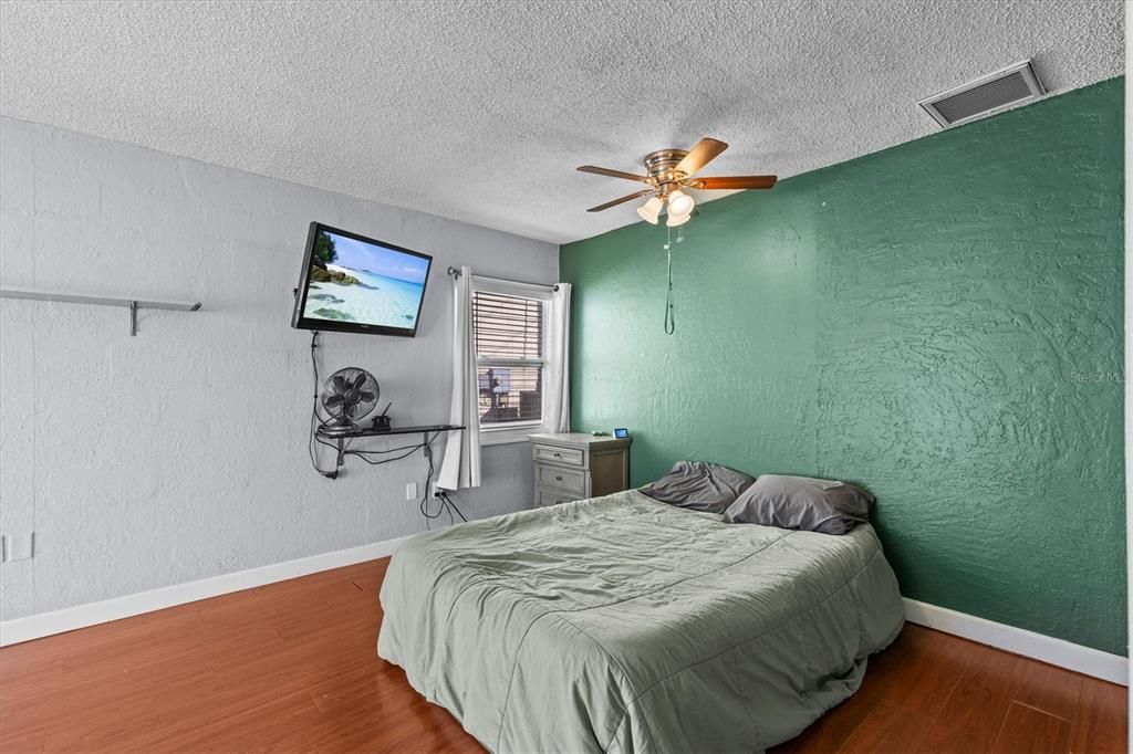 For Sale: $359,900 (2 beds, 1 baths, 1110 Square Feet)