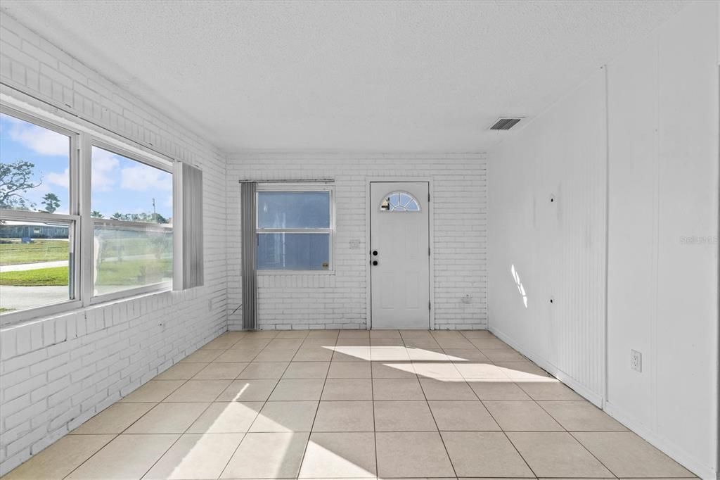 For Sale: $359,900 (2 beds, 1 baths, 1110 Square Feet)