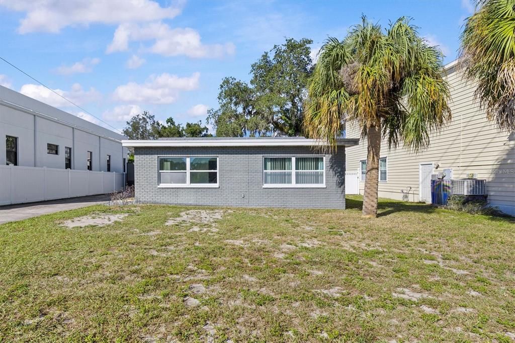 For Sale: $359,900 (2 beds, 1 baths, 1110 Square Feet)