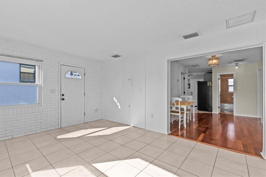 For Sale: $359,900 (2 beds, 1 baths, 1110 Square Feet)
