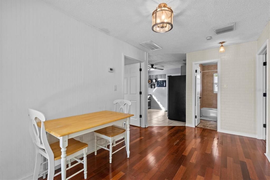 For Sale: $359,900 (2 beds, 1 baths, 1110 Square Feet)