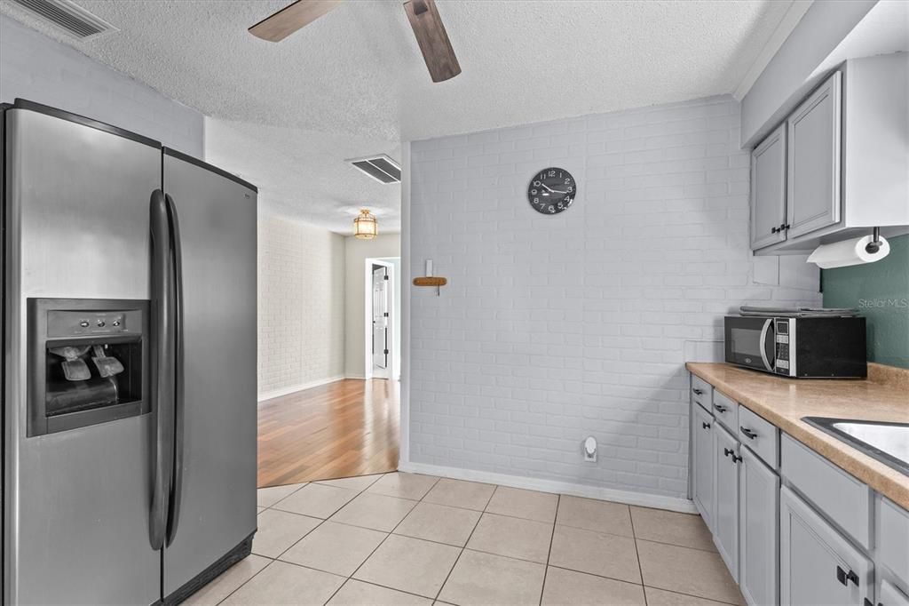 For Sale: $359,900 (2 beds, 1 baths, 1110 Square Feet)