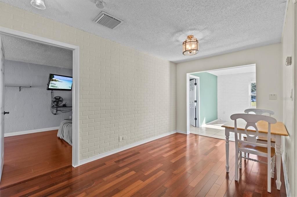 For Sale: $359,900 (2 beds, 1 baths, 1110 Square Feet)