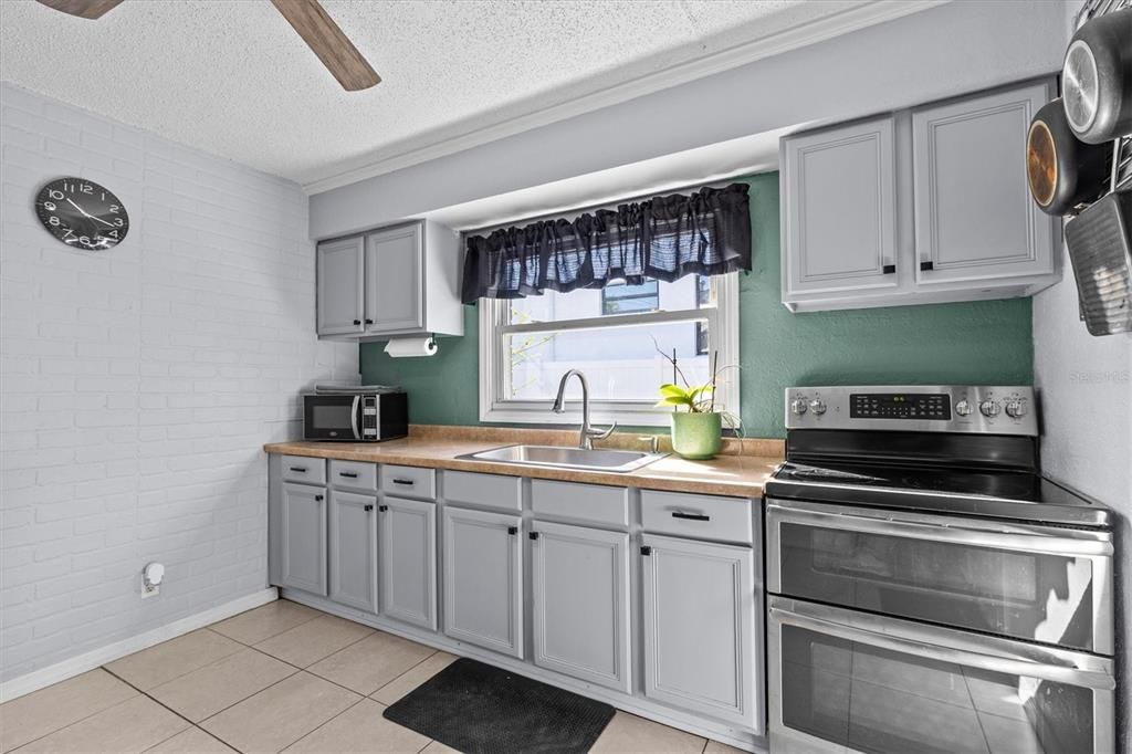 For Sale: $359,900 (2 beds, 1 baths, 1110 Square Feet)