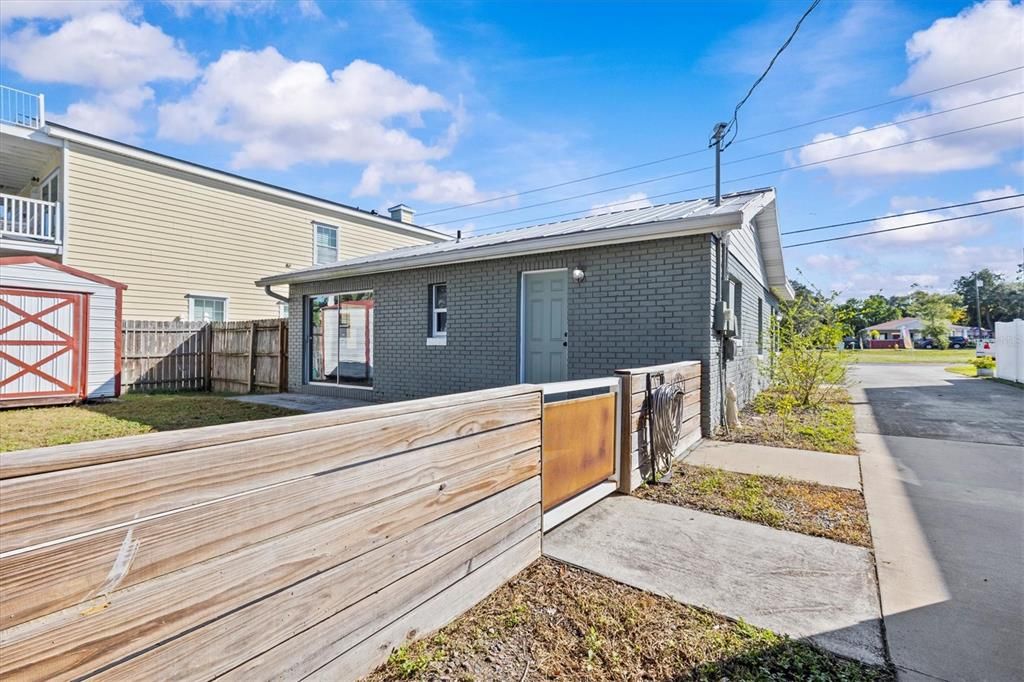 For Sale: $359,900 (2 beds, 1 baths, 1110 Square Feet)