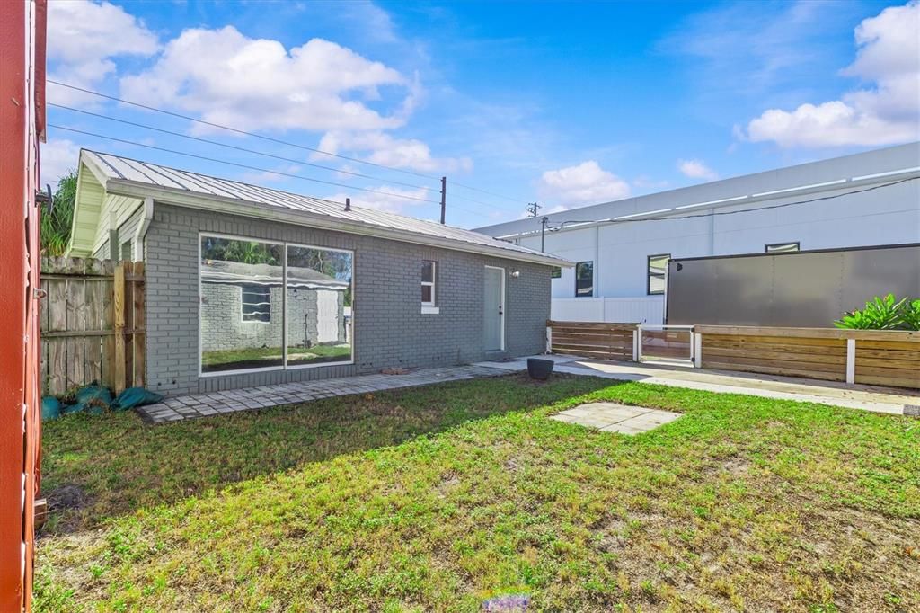 For Sale: $359,900 (2 beds, 1 baths, 1110 Square Feet)