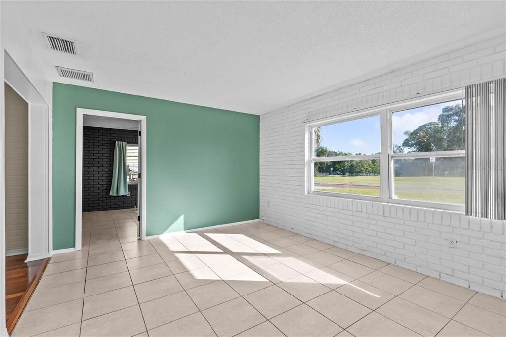 For Sale: $359,900 (2 beds, 1 baths, 1110 Square Feet)