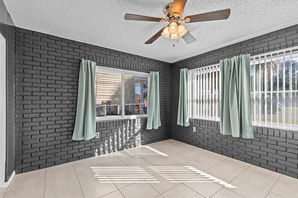 For Sale: $359,900 (2 beds, 1 baths, 1110 Square Feet)