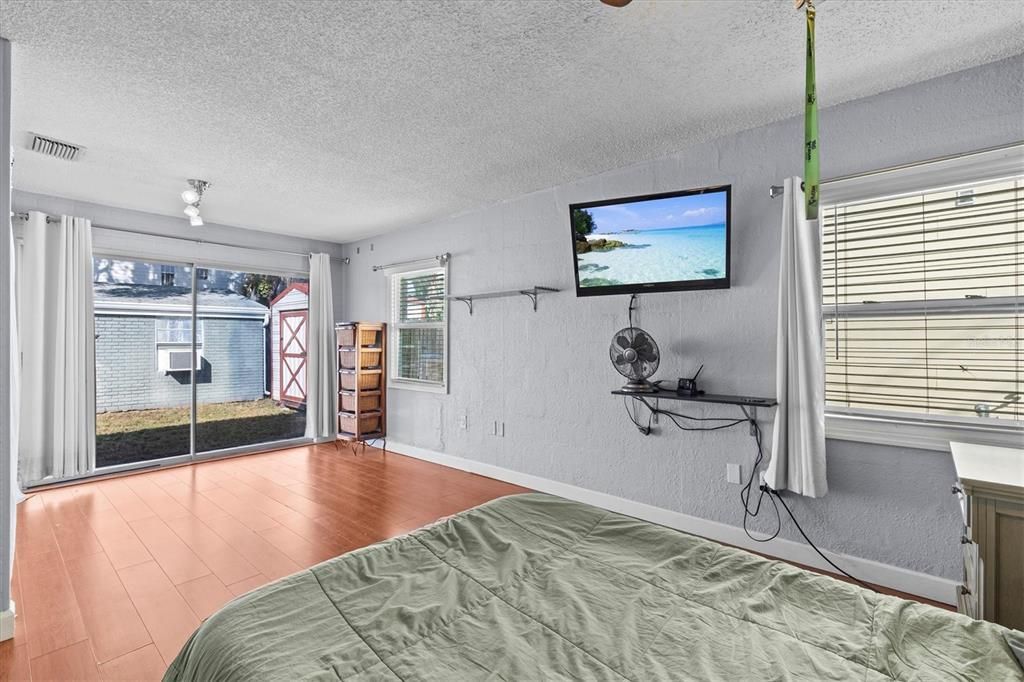 For Sale: $359,900 (2 beds, 1 baths, 1110 Square Feet)